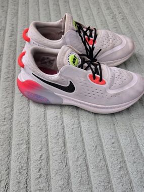 Nike Women's White & Pink Running Shoes